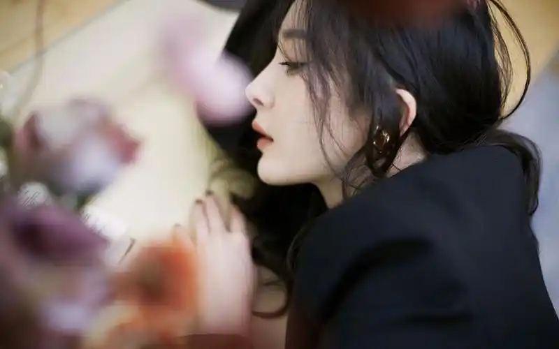 杨幂西装丝袜妩媚高清桌面壁纸