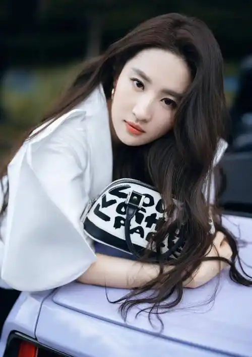 女明星刘亦菲时尚写真:芳华绝代,倾国倾城