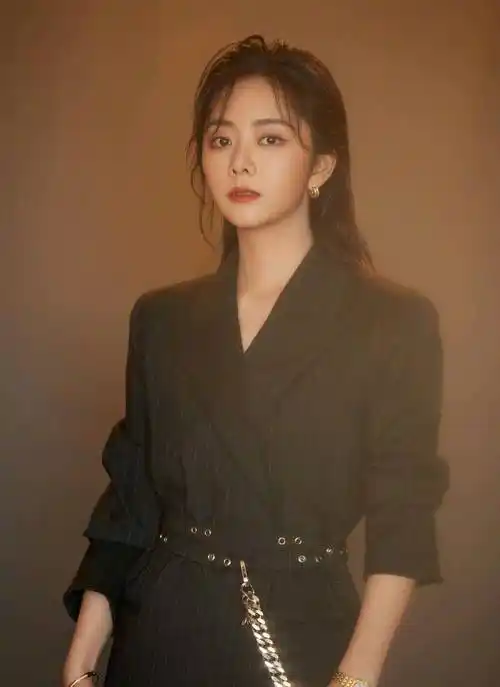 原创谭松韵母亲被撞案后首露面走出阴影美出新高度30岁依旧甜美