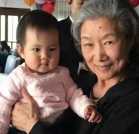 回顾吕中大器晚成的表演艺术家与丈夫恩爱一生儿女是她的骄傲