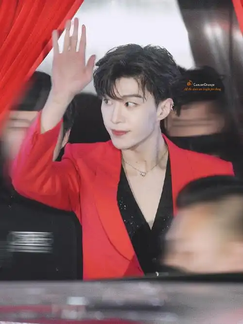 范丞丞红色西装造型