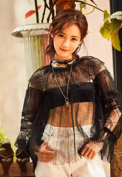 原创李一桐堪比翁美玲版的黄蓉灵动的双眸亮白的直腿时尚写真太美了