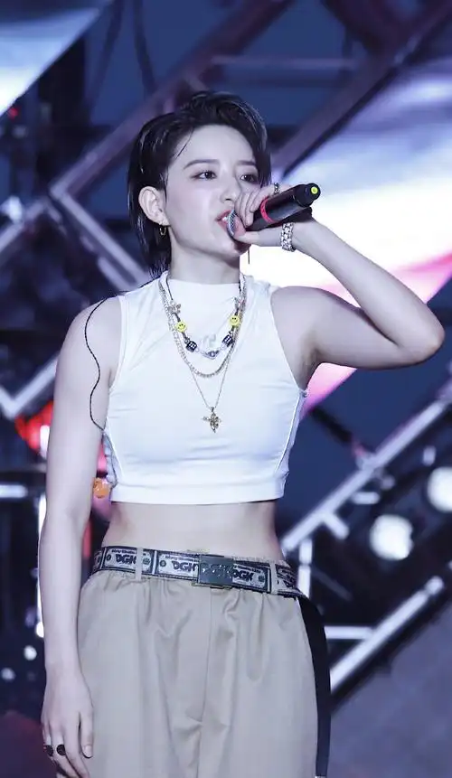 李斯丹妮清爽性感舞台照图片