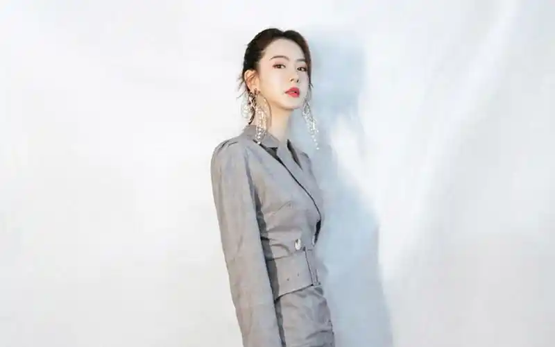 戚薇时尚干练写真桌面壁纸高清大图预览1920x1200_大陆明星下载_美桌