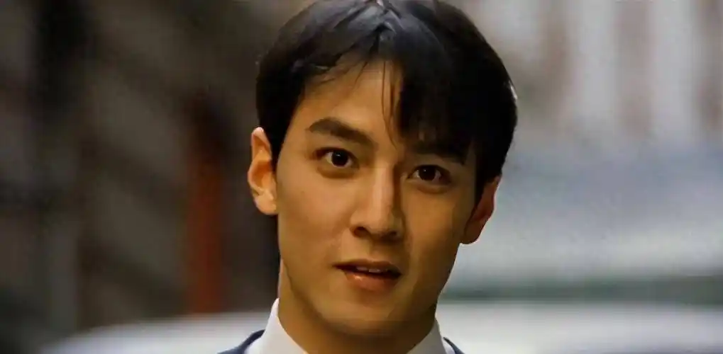 大背头花衬衫,48岁吴彦祖撞脸吴镇宇?