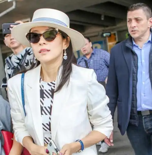 章子怡到国外真洋气,穿露脐装配白色西装a到爆,气质果然非一般