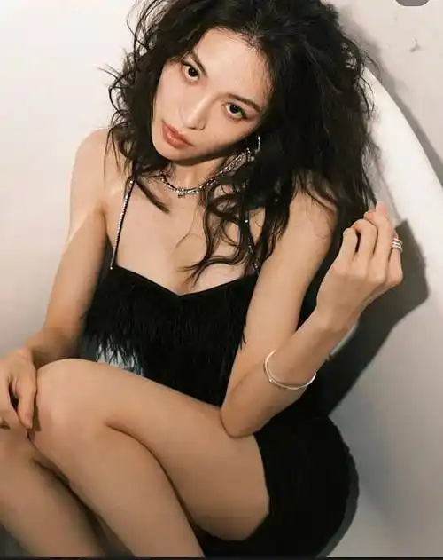 钟楚曦时装周自己化妆,依旧艳压群芳,红裙礼服成标配_活动_身材_成为