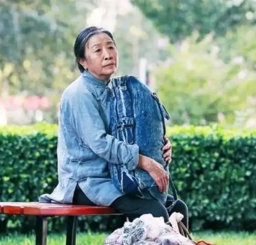 丑娘张少华因无法登上舞台带人打残新凤霞晚年落魄独自求医