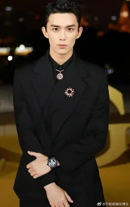 最适合穿黑色西装的男明星