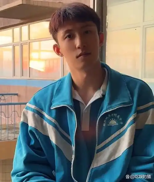 "壮"不是问题,黄景瑜的清醒撕开多少"校园剧"的遮羞布