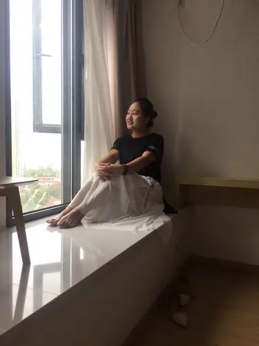 酒店里安静的美少女