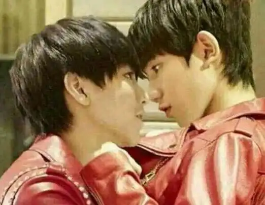 王俊凯和王源接吻疑似同性恋,根本不存在的事实