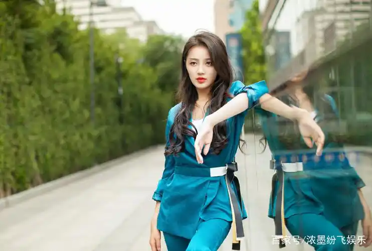 王秀竹:端庄美丽,优雅大气,华丽又性感