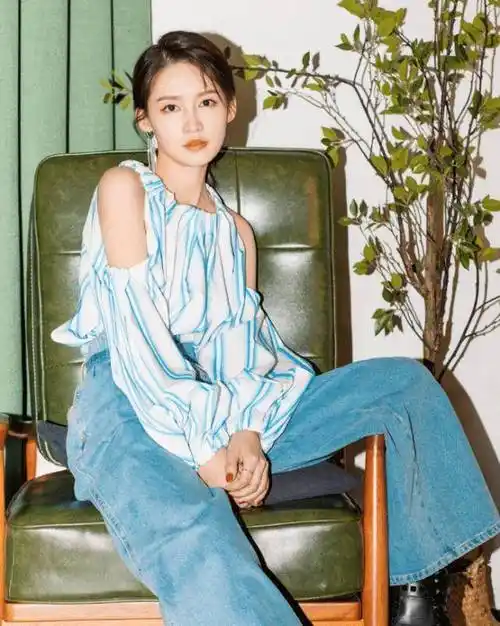 原创李沁怕摔倒特意拿小白鞋配西装本以为不合适谁知潮到我没话说