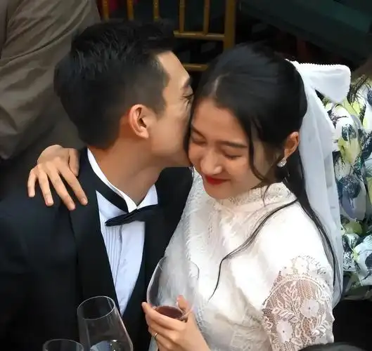 关晓彤张一山曾少年剧照曝光甜蜜亲吻网友热议鹿晗吃醋