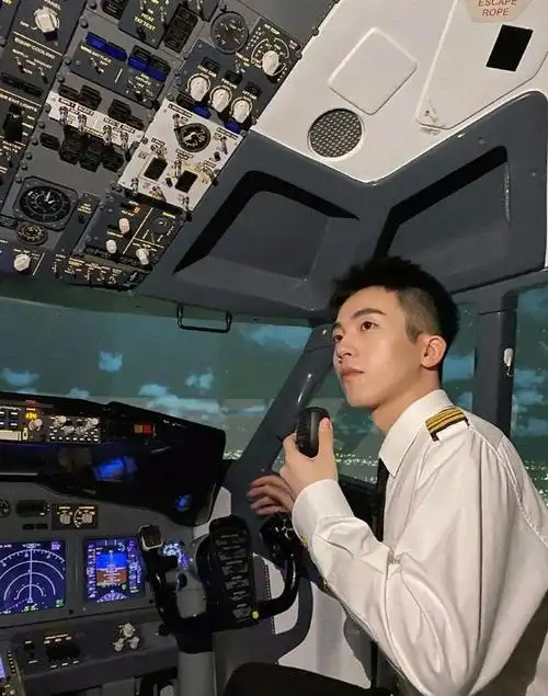 高大帅气的正装飞行员,这五官也太斯文了!