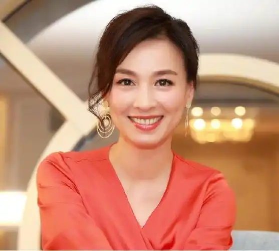 "酒窝女神"张庭:19岁出道,22岁红遍全国,51岁被网友骂哭