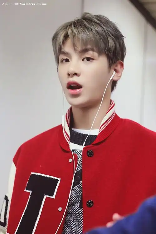 justin到达长沙准备节目录制 今天是装酷的可爱小脑斧