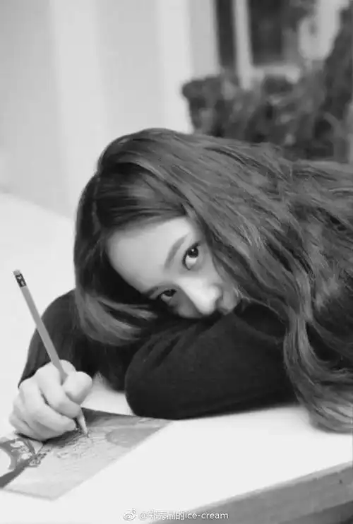 郑秀晶分享170327黑白质感郑秀晶很文艺很秀晶