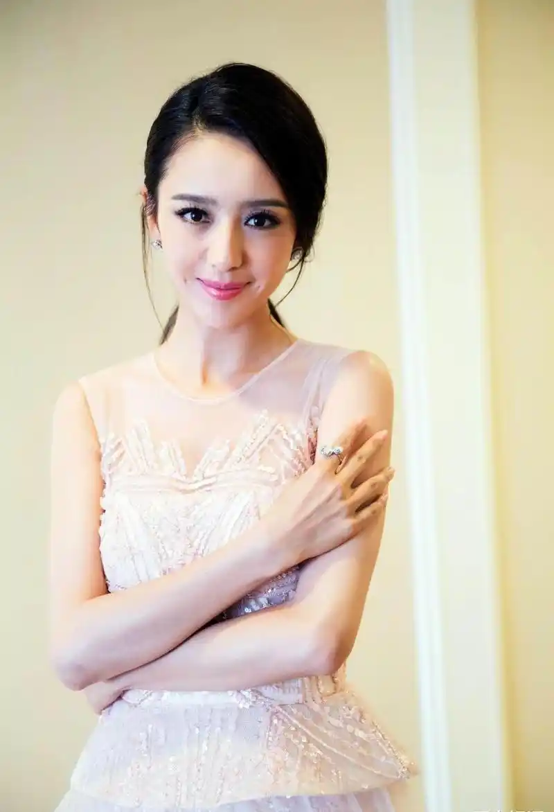 佟丽娅离婚后更显成熟魅力,大胆服装选择令人瞩目 佟丽娅无疑是娱乐圈