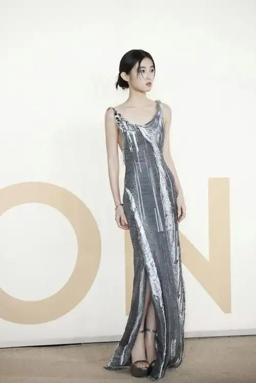 网友们都说,张子枫早就该尝试高跟鞋了,这才