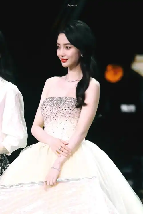 angelababy蝴蝶造型走秀##杨颖晶钻公主裙##angelababy晶钻华尔兹