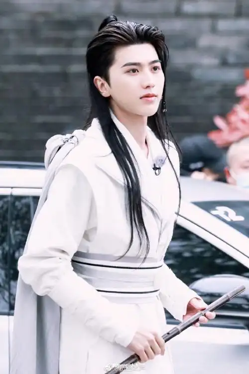 蔡徐坤奔跑吧古装造型#奔跑吧无锡路透#蔡徐坤拿着笛子的古风公子,一