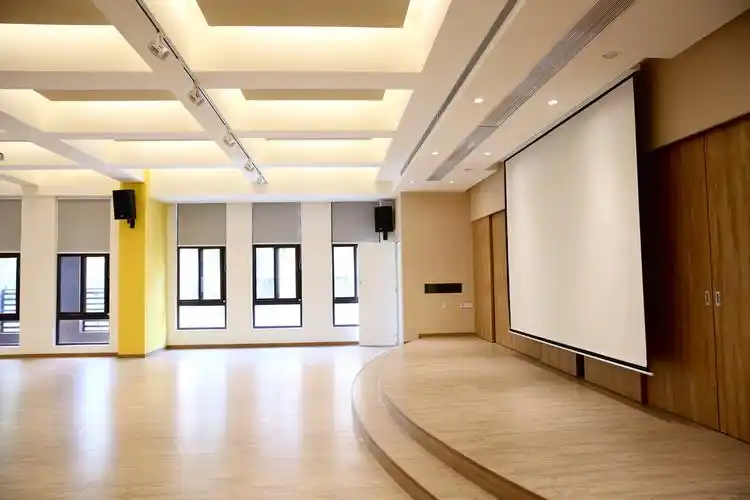 律动教室的环保舞台 采建校工程所留下来的废土 运用再生再利用的技术