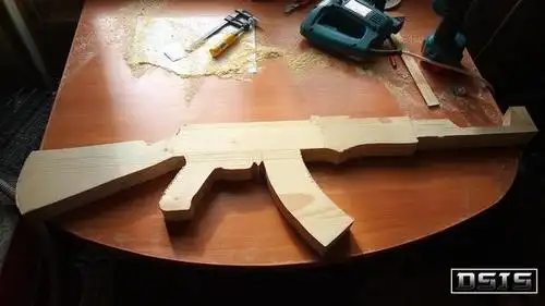 女友因沉迷游戏,男子1:1自制ak-47突击步枪挽回芳心!