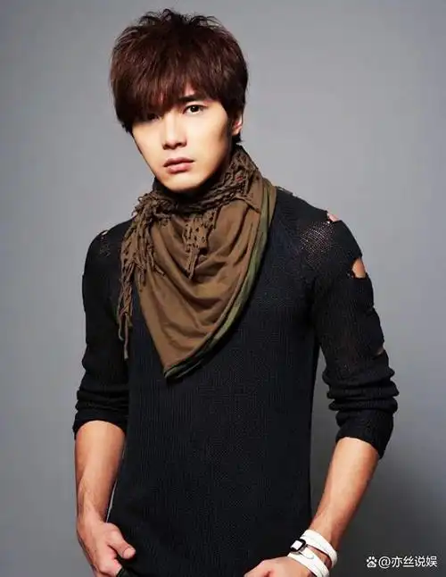 贺军翔新剧造型曝光:岁月流转,青春记忆依旧有型