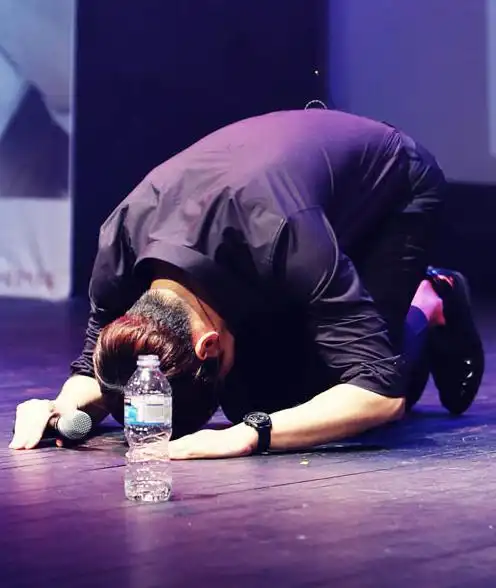 磕头的正确姿势视频,给死人磕头磕几个