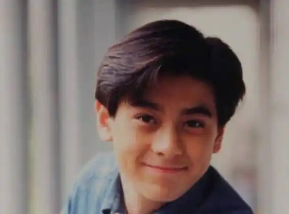 林志颖弟弟全家福曝光,一双儿女萌态十足,妻子爱画画插花有才情_带着