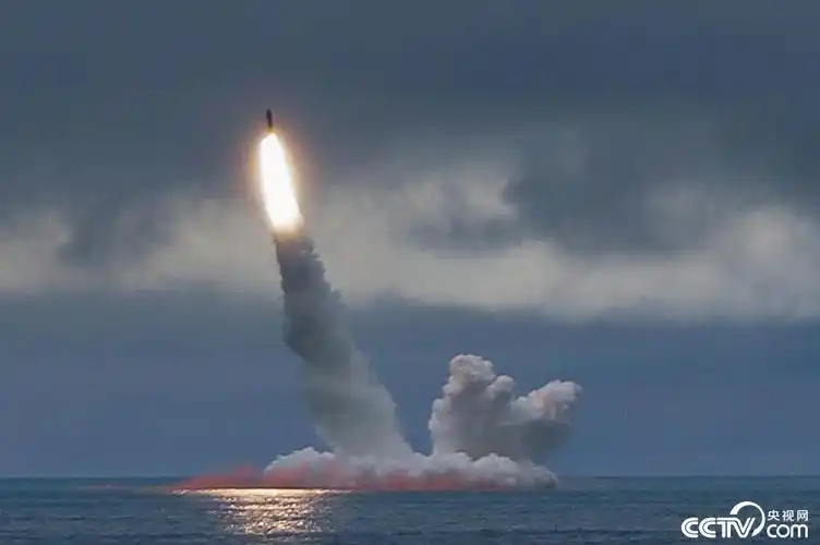 俄罗斯试射两款潜射弹道导弹