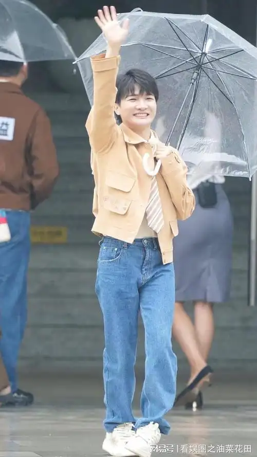 奔跑吧生态篇昆明录制 周深360度跳跃挥手热情与粉丝打招呼