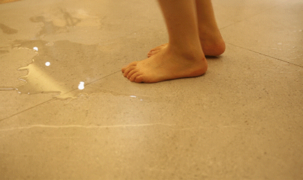 赤脚厕所卫生间测试排水孩子赤脚厕所滑倒赤脚商场卫生间瓷地板滑倒