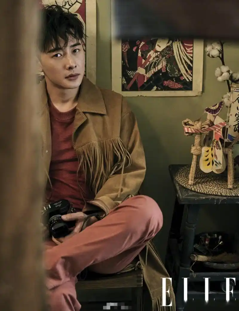 罗晋笑容下的眼神温暖又深邃,自由轻松的午后时光很让人迷醉!