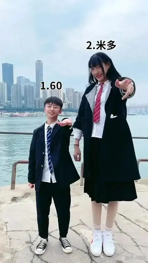 近日,重庆渝中一对儿情侣对比身高的视频引起了网友们的热议,网友:两