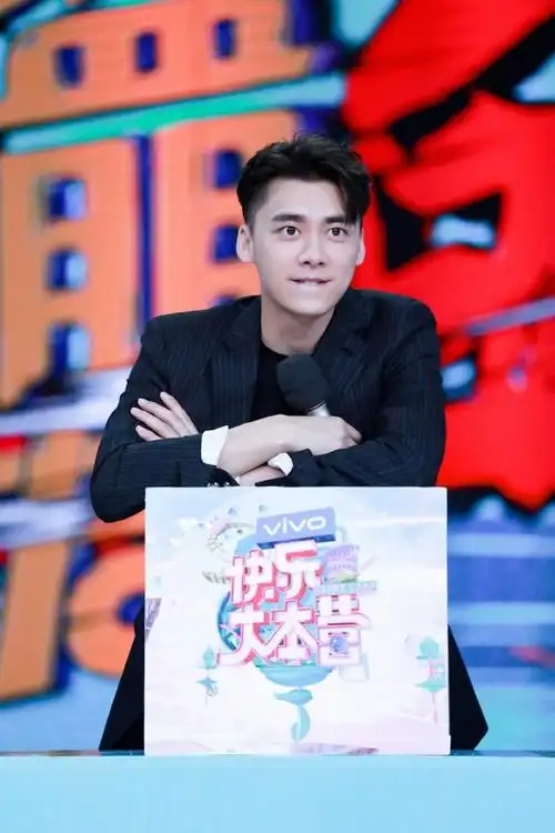 李易峰年龄身高体重(行走的荷尔蒙来啦32岁李易峰穿2万1西装现身快本)