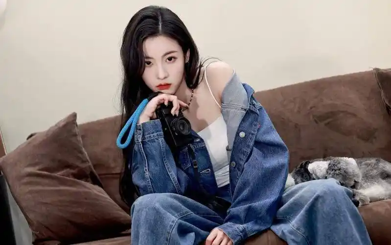 孙芮分享牛仔造型写真, 时尚帅气兼具甜酷十足