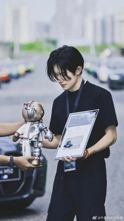 置顶#易烊千玺#真的超爱这个发型!又痞又有少年气