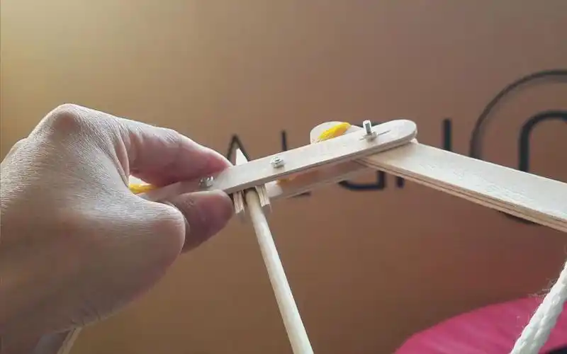 【致敬手工侠】用雪糕棒做了一把威力非常小的弓