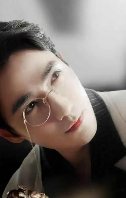 戴眼镜的男生男星戴眼镜你能认出谁