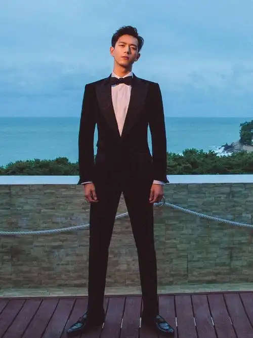 李现腿长105cm,黑色西装vs白色西装,你喜欢哪种风格?