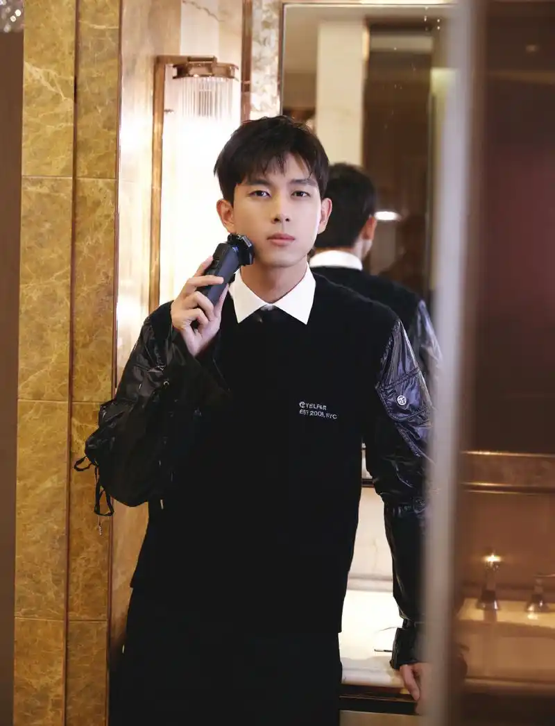 简介:李现酷帅光影写真图片,分享一组李现图片给大家,图中的明星图片