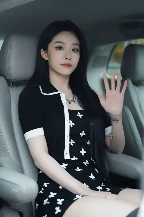 喻言搜狐大楼录制上班街拍图长发飘飘黑底白花包臀裙身材绝赞性感霸气