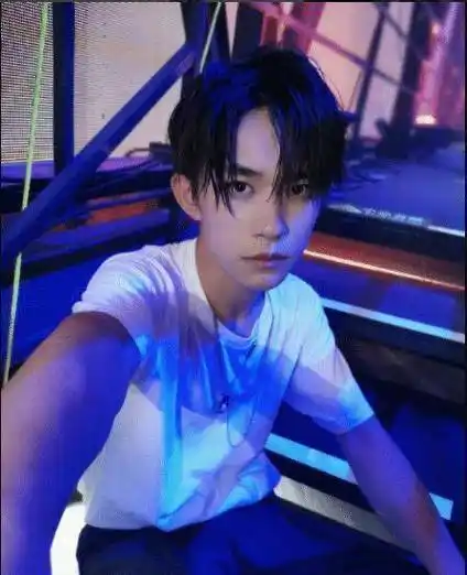 tfboys在家发自拍:同穿大白t不算啥,看到发型,网友笑出声_王源_王俊凯