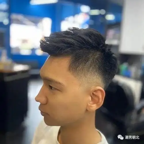 男生留短飞机头发型超帅气渐变推剪打造清爽干净造型