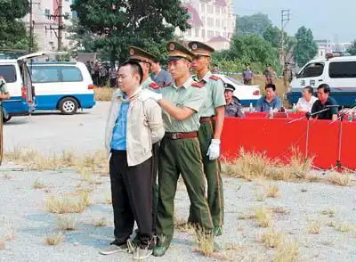 死刑犯赵生文被押赴刑场.