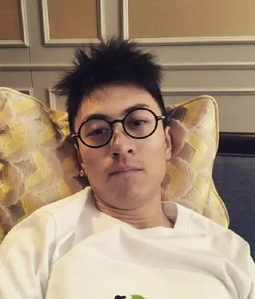 "沪上皇"秦奋的豪车比王思聪还牛?网友:车牌更是任性