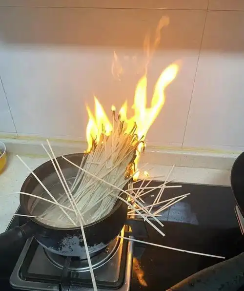 朋友们我好像把挂面煮成了重庆燃面,太可怕了